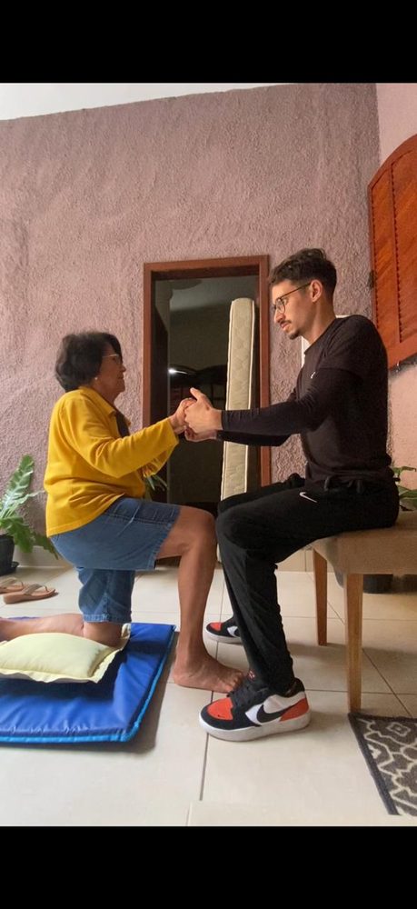 Exercício de sentar e levantar com apoio das mãos